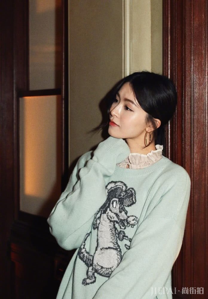 文咏珊绿色毛衣搭配荷叶边连衣裙嫩成少女