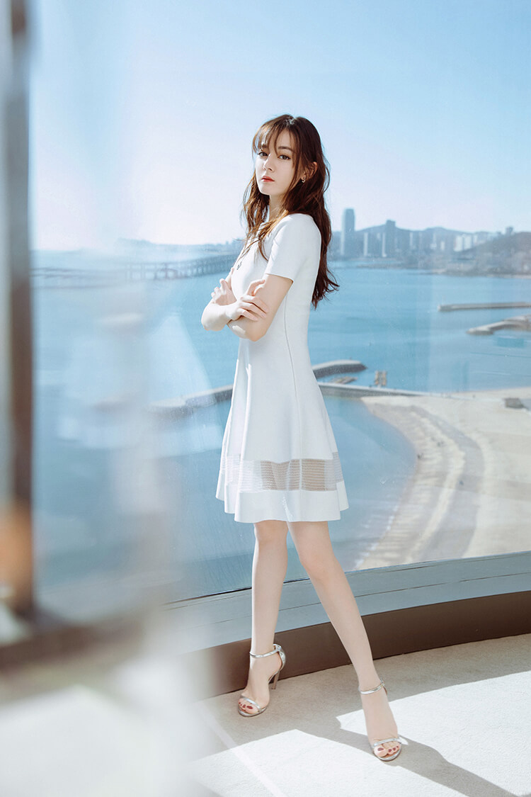 迪丽热巴身穿金色亮片裙让人眼前一亮,真美!