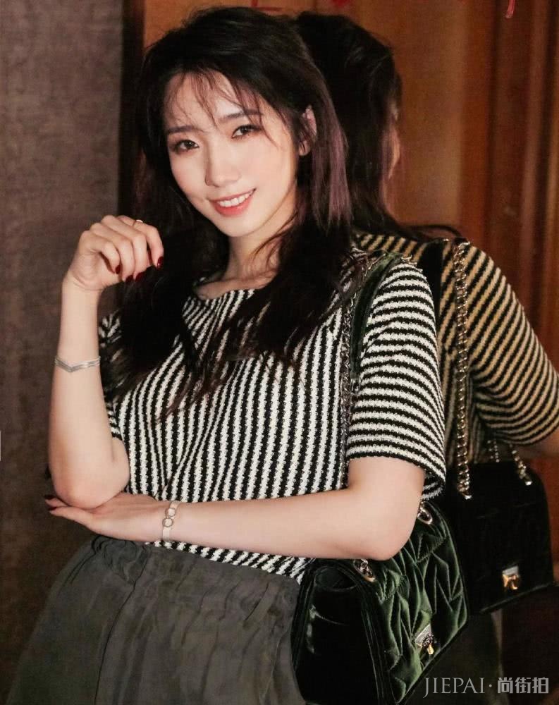 孟美岐穿黑白条纹短袖配灰色裤子，头发凌乱却美得像精灵