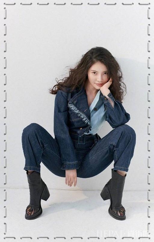 徐冬冬就算穿大V领也不露性感线，真羡慕她男友