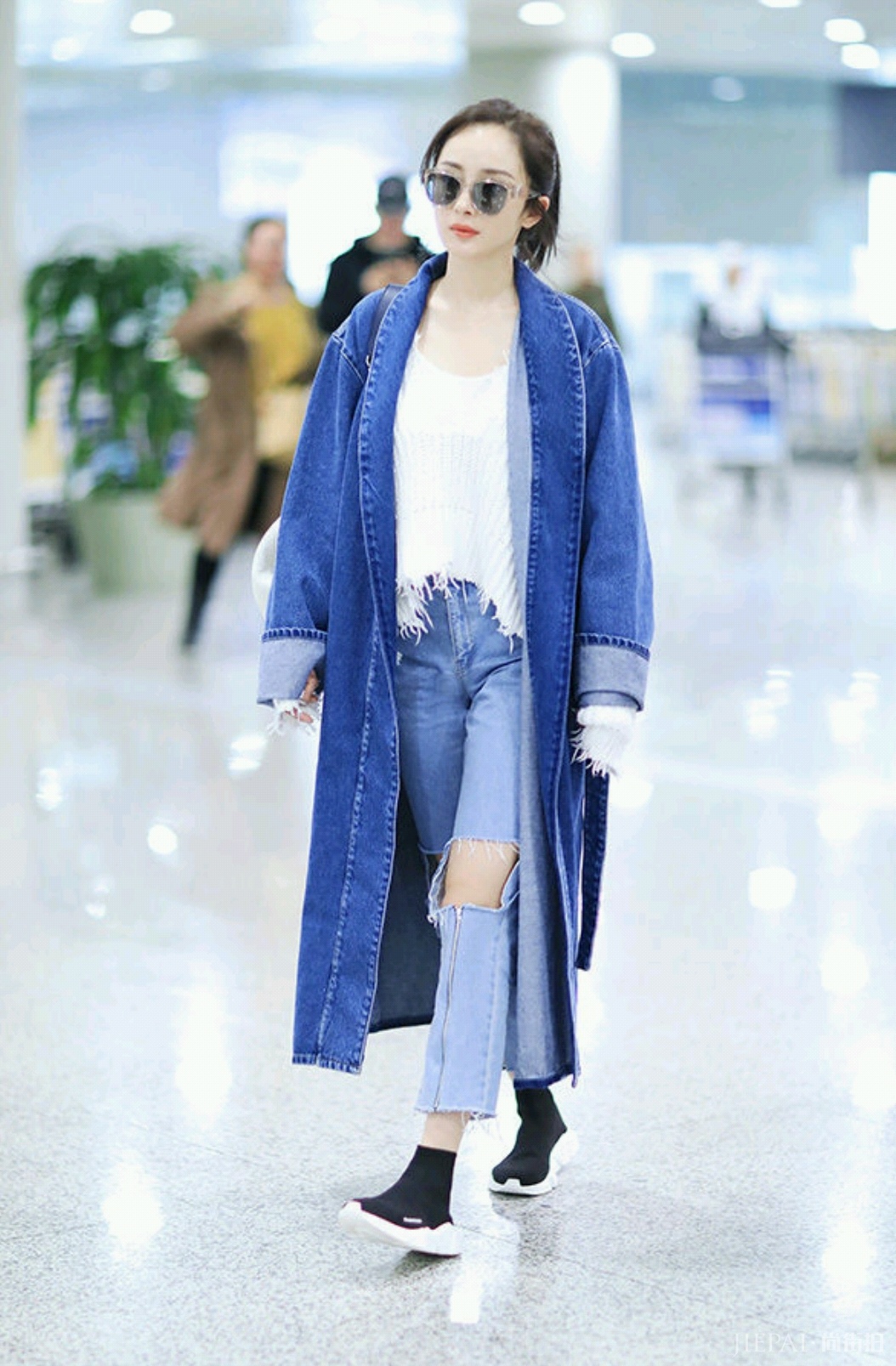 杨幂穿牛仔造型潇洒帅气，越来越时髦