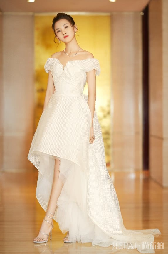 宋祖儿居然穿双“蚊香鞋”出门,意外显优雅!