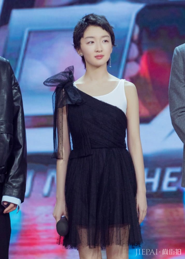 周冬雨外套配健身裤,秀一字马惊艳众人