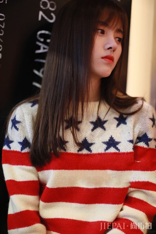 鞠婧炜短绒夹克+球鞋倒不错,柔美娇小