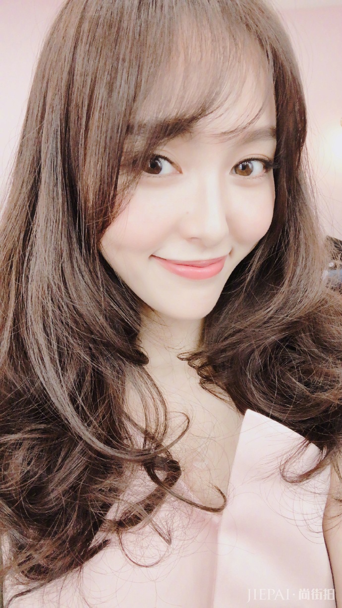 唐嫣薄纱亮片裙已经够夺目了,还上演美颜暴击
