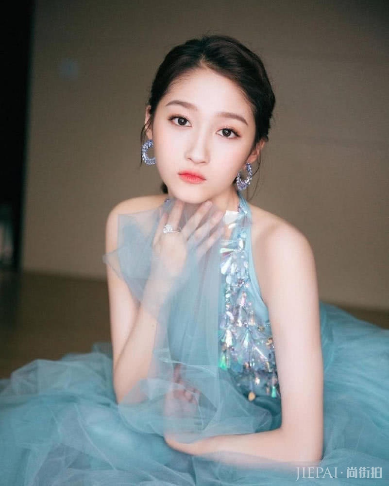 关晓彤穿搭天蓝色吊带露背裙仙气十足，越看越美了