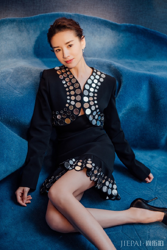 董洁长腿和小蛮腰暴露功底，衣品直线上升