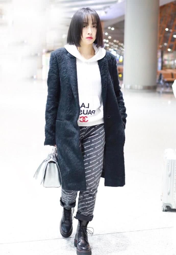 宋茜1万5的针织衫配条纹长裤,舒适清新