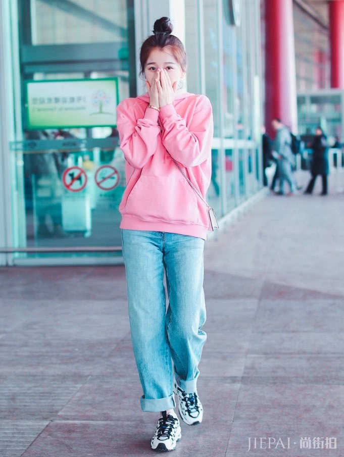 虞书欣扎丸子头搭配粉色卫衣，00后都不敢这样穿！