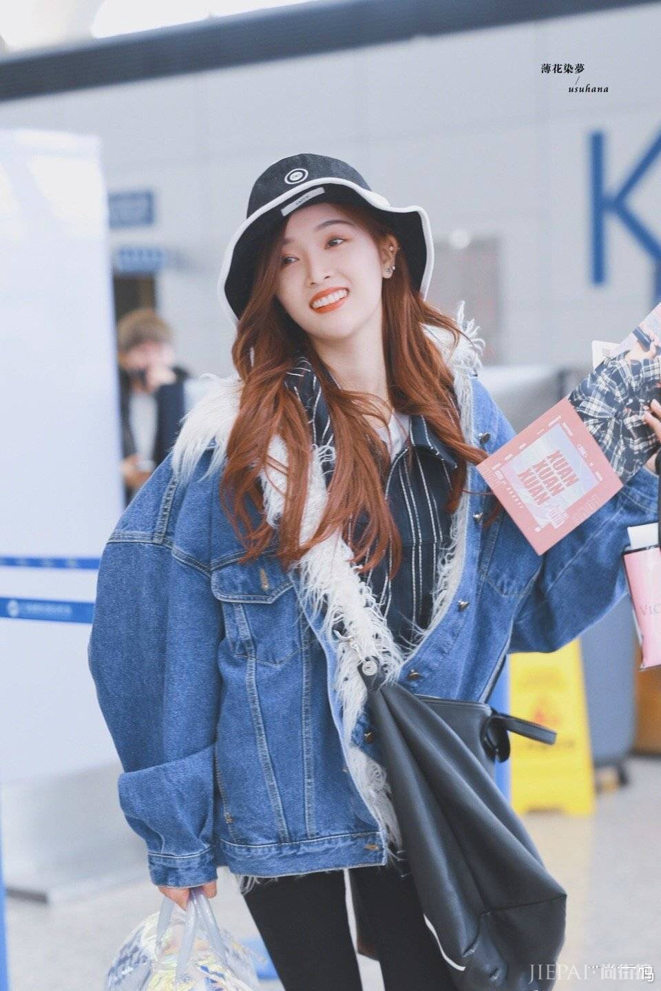 吴宣仪机场街拍,穿3件衣服脚上却穿凉鞋