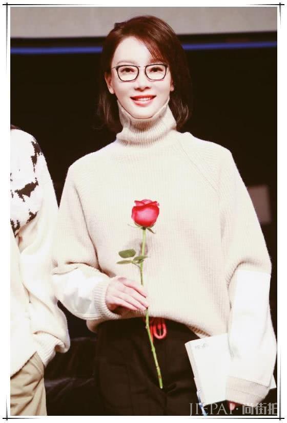 陈数高领毛衣配运动裤，也能美出新高度，服了