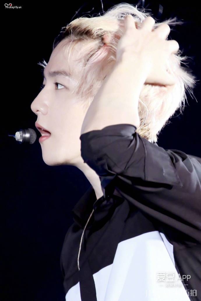 伯贤能完美驾驭任何发色，撩人而不自知！