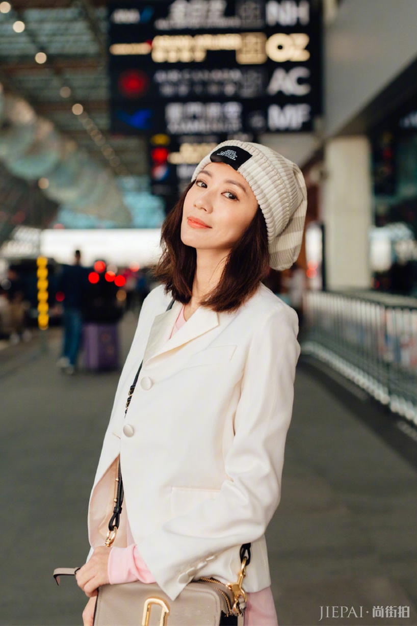 贾静雯穿格纹裙甜美清新，头戴针织帽嫩回20岁