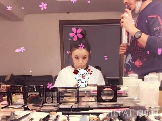 掀起刘海挽起头发显脸小，赵丽颖的发际线功不可没呀