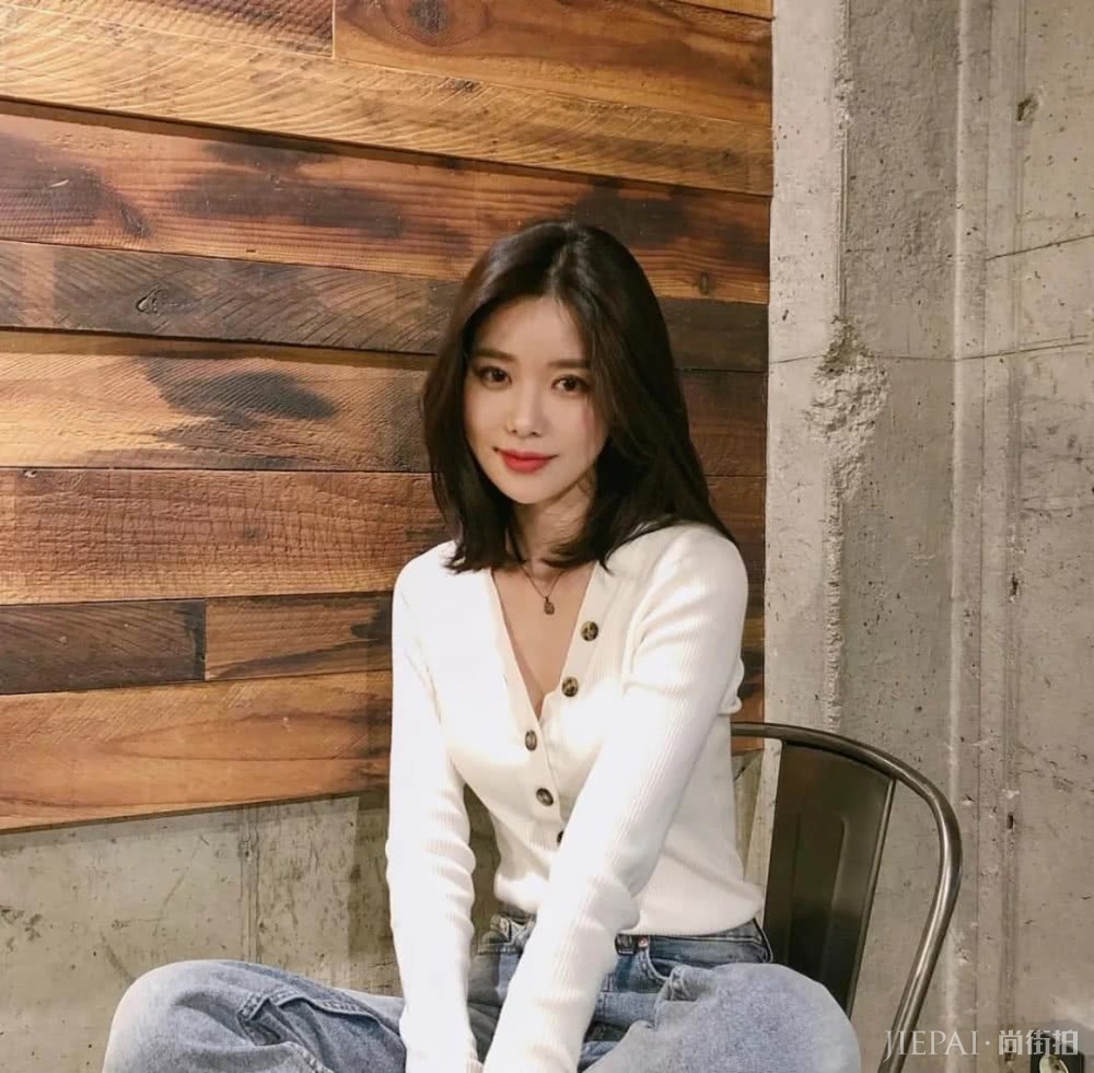 针织衫要会穿简直能美爆一条街!百褶裙+老爹鞋搭配起来更好看