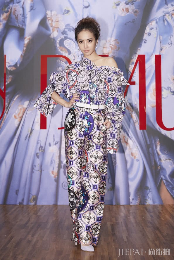 蔡依林扎及腰脏辫,穿高开叉裙目测一米八!