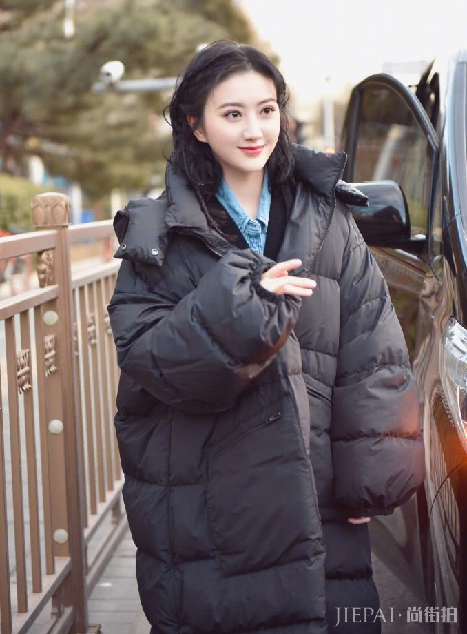 景甜妆容也太精致了吧？穿得像个大灯笼！