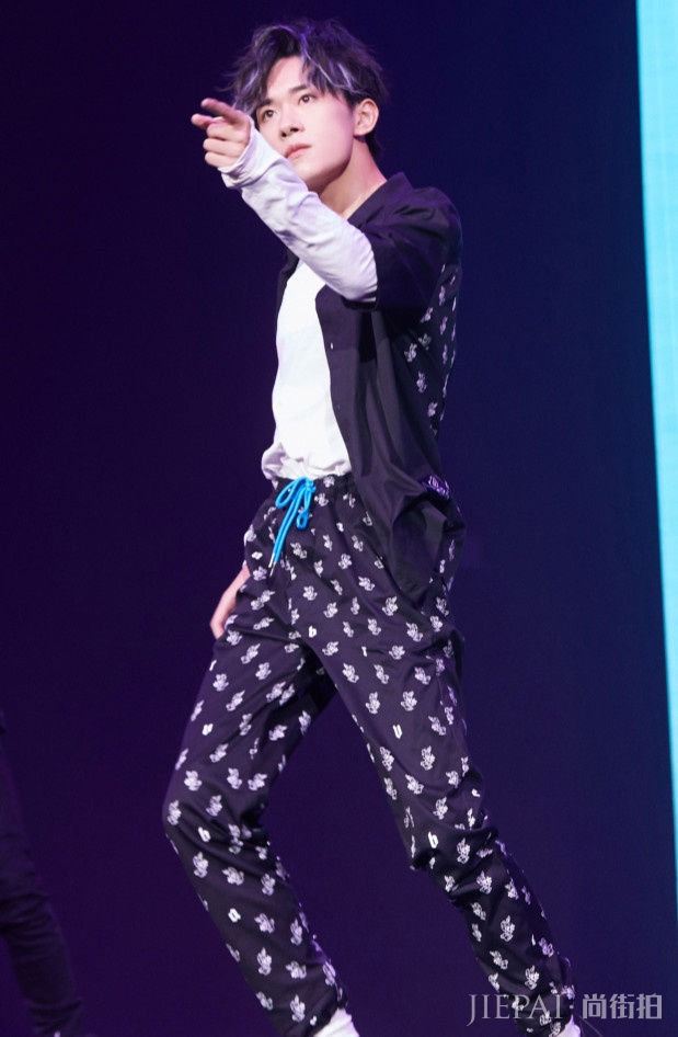 易烊千玺最适合穿“火焰西装”，帅出新高度！