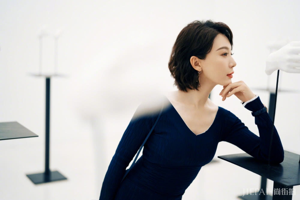 陈数剪款波波头,“鹅蛋脸”变成了“瓜子脸”,意外的很时尚