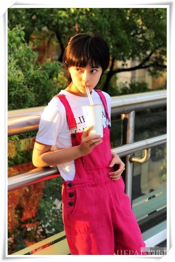 赵今麦中性穿搭难掩姣好容颜，短发造型气质佳