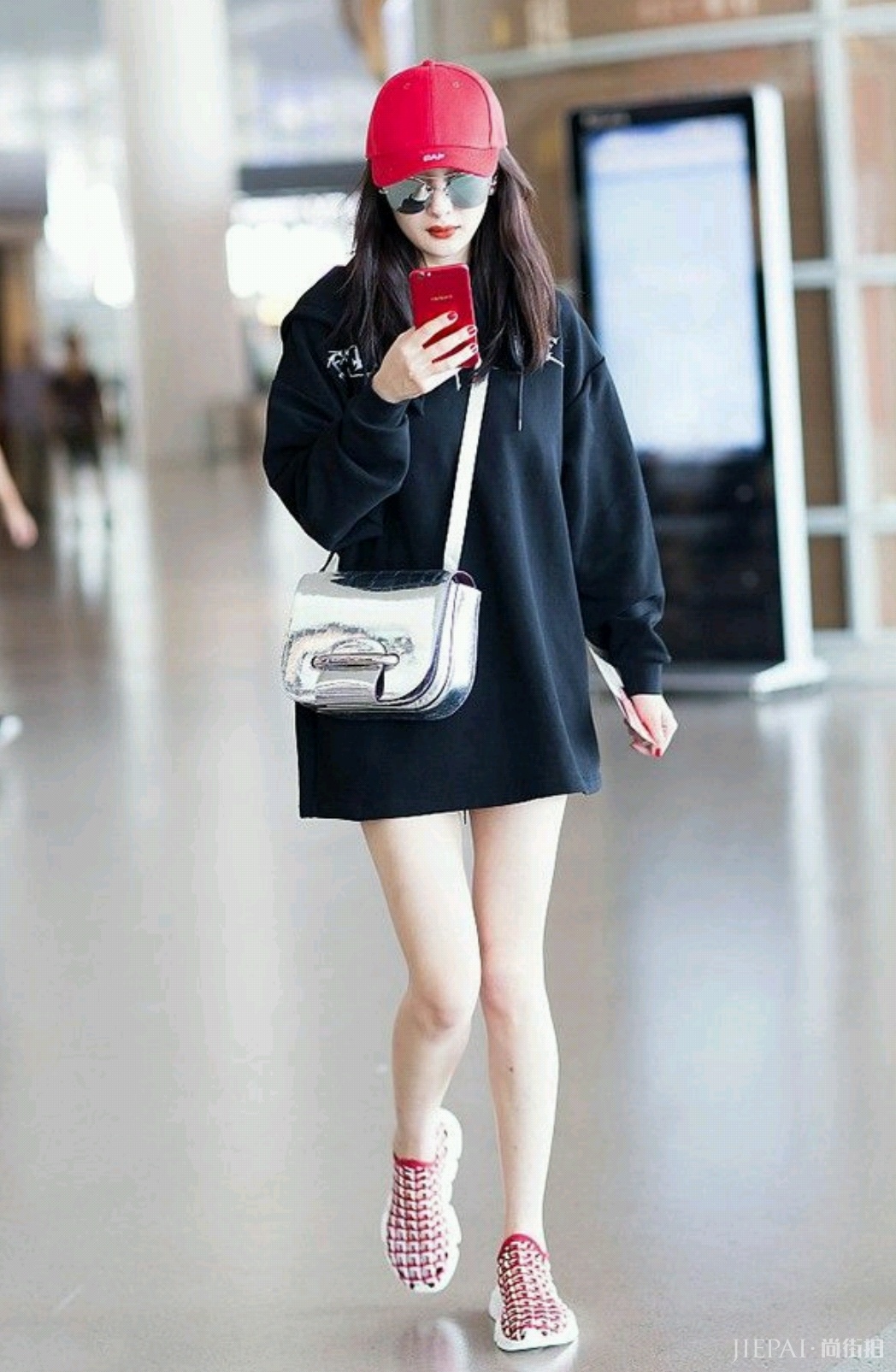 杨幂穿牛仔造型潇洒帅气，越来越时髦