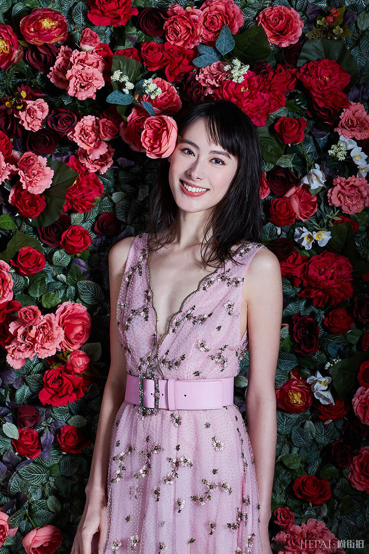 梁洛施启程伦敦时装周，素颜也是气质挡不住！