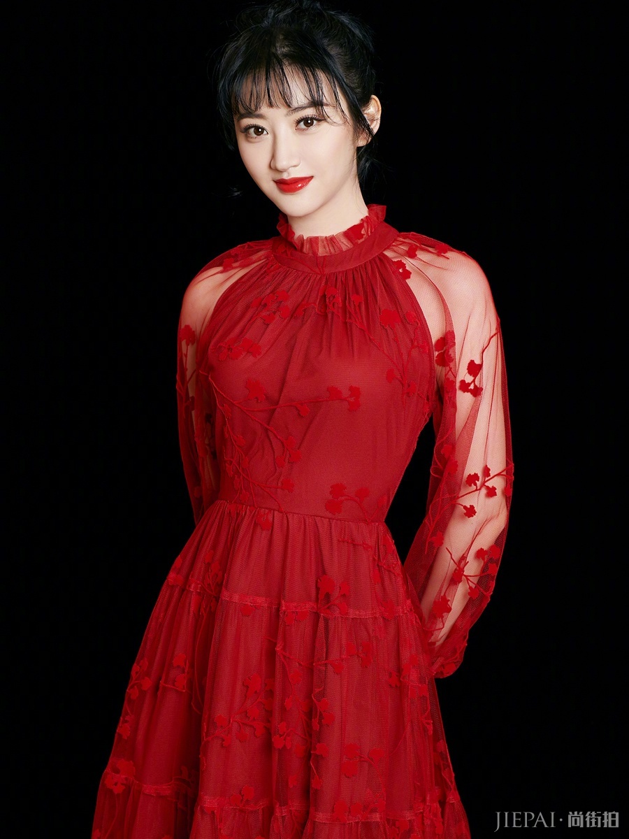 景甜大地色套装帅气又迷人，时装周头排看秀！