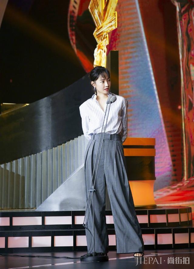 白百何衬衫配花式裙,终于高调一回