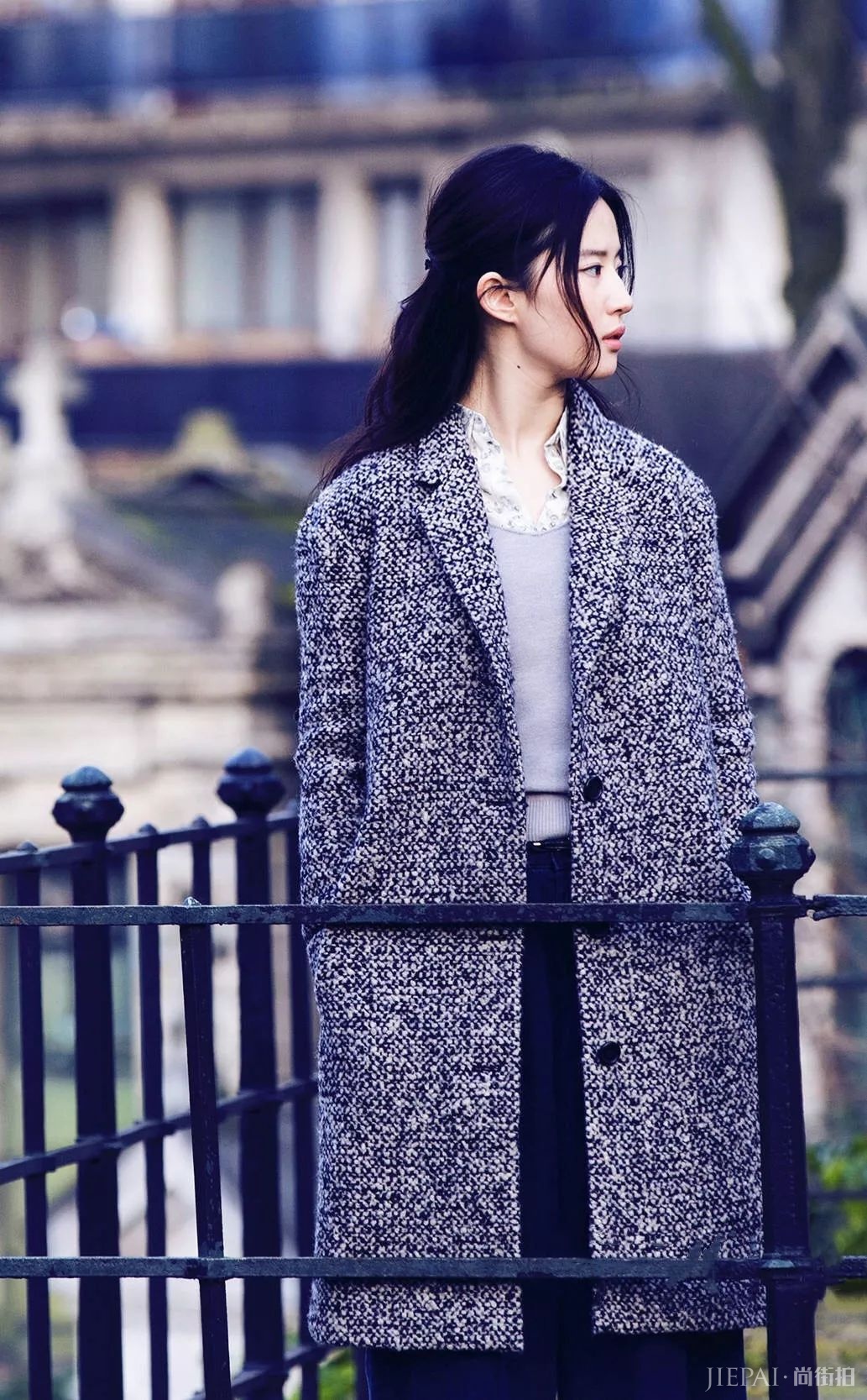 刘亦菲一身大牌现身机场，素颜真的是有颜任性