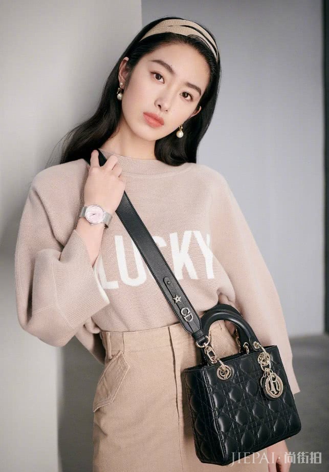 杨采钰的“漏筛鞋”初春穿就正合适!