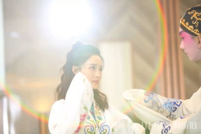 李沁“透视裙”配毛T恤现参加节目,网友直呼仙女下凡!