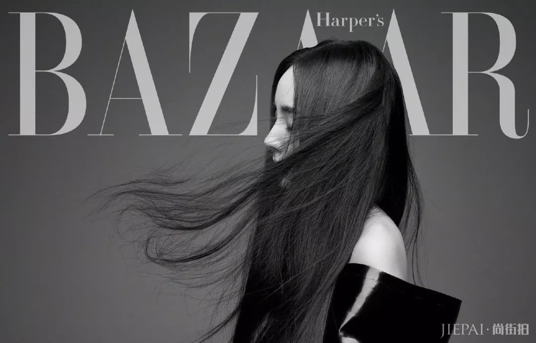 杨幂抹胸裙露脐装身材太好,大片好像仙女下凡!