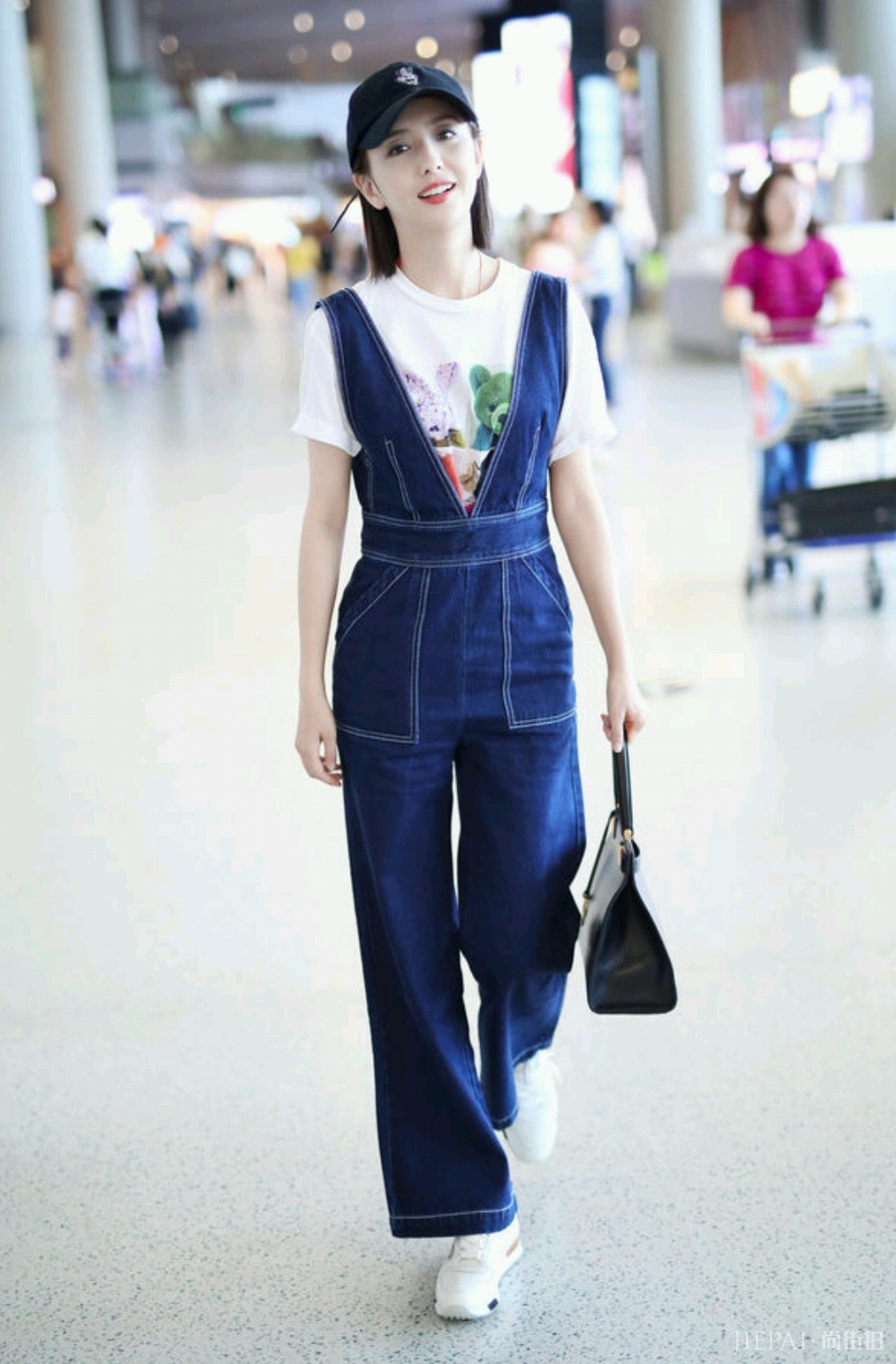 佟丽娅穿无领大衣配牛仔裤让人眼前一亮