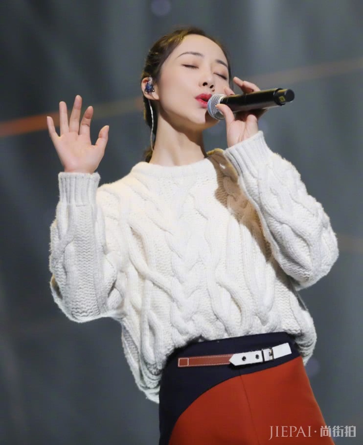 韩雪裙子太宽松把厚实的毛衣塞进去,这才撑起来!