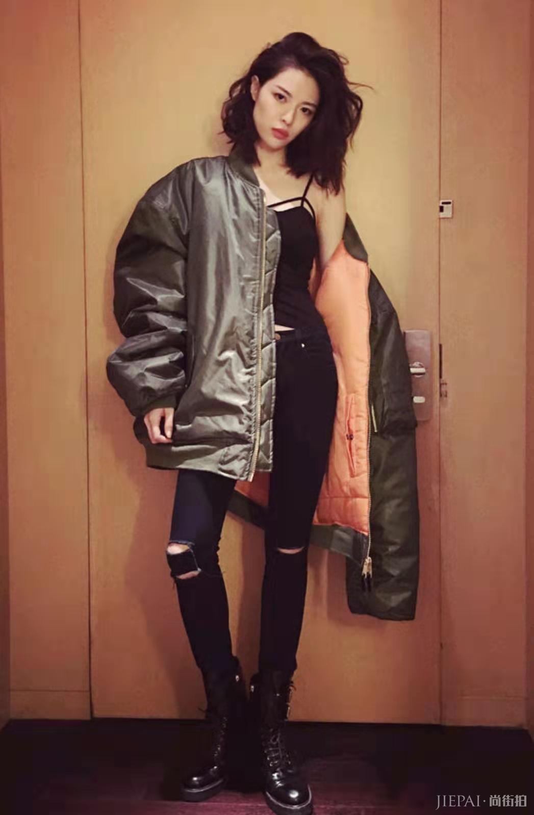 钟楚曦扎丸子头亮色连衣裙更甜美！