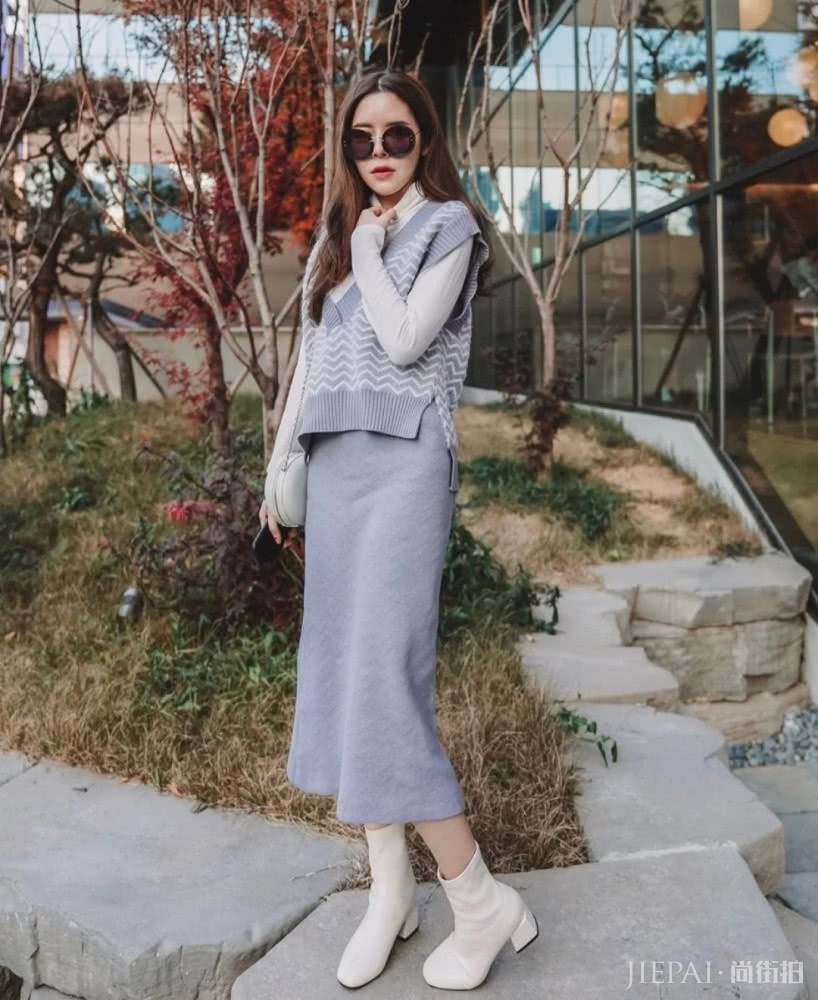 针织衫要会穿简直能美爆一条街!百褶裙+老爹鞋搭配起来更好看