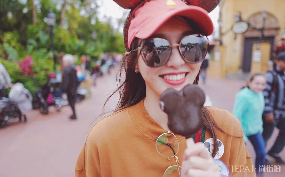 唐嫣穿橘色卫衣戴超萌头饰，是嫁给爱情的样子