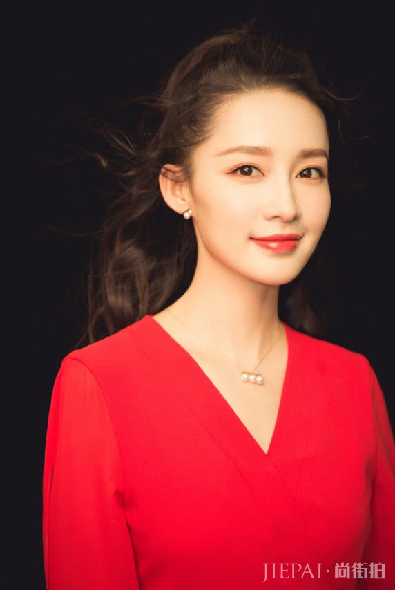 李沁穿尖头鞋小脚趾都被挤出来了,看着都心疼