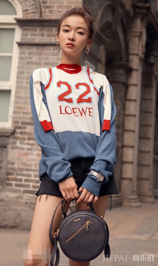 吴谨言把球衣都贴外套上了？意外很时髦！