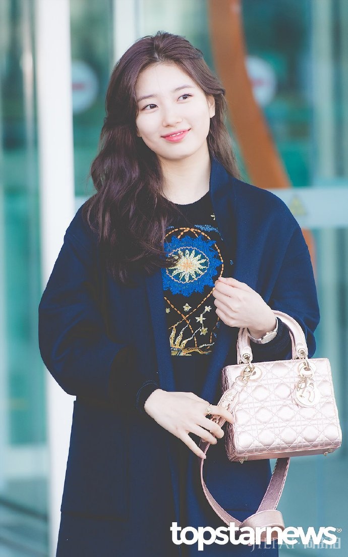 裴秀智穿一身黑现身机场了