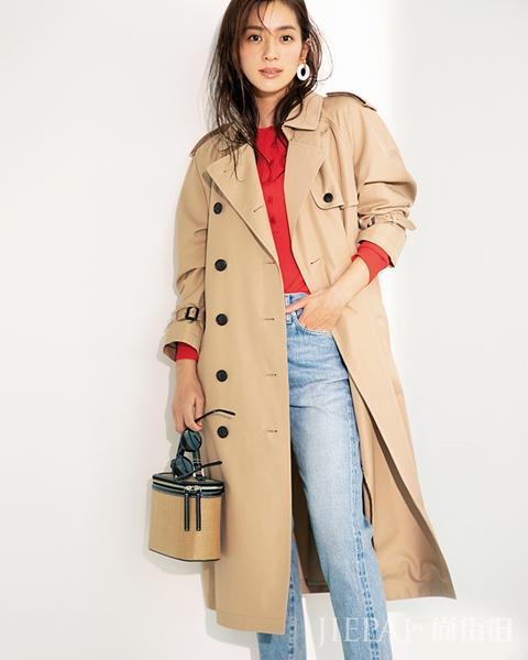 葛优大爷时尚嗅觉灵敏 长款风衣今年会火