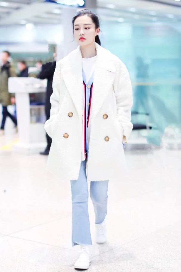 李沁的机场穿搭一向随性,全靠颜值在撑着!