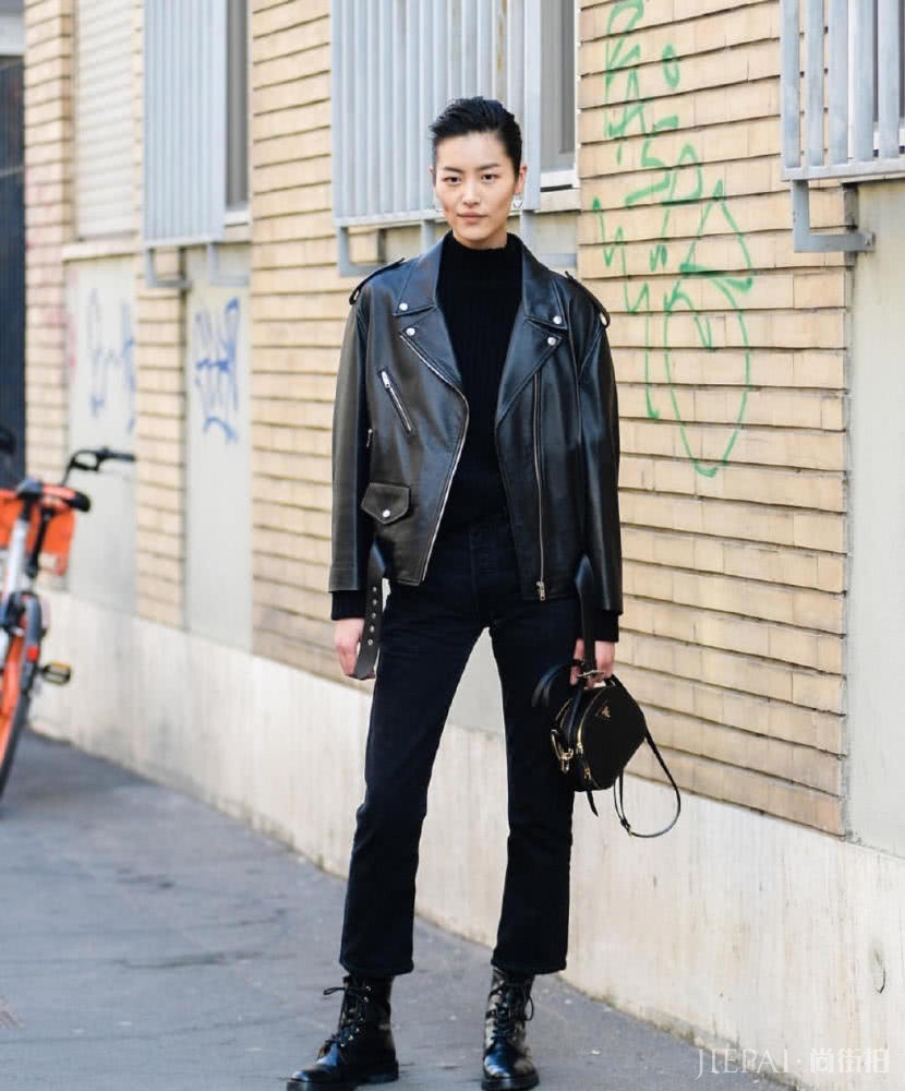刘雯米兰街头穿皮衣牛仔裤，梳大背头太有气场