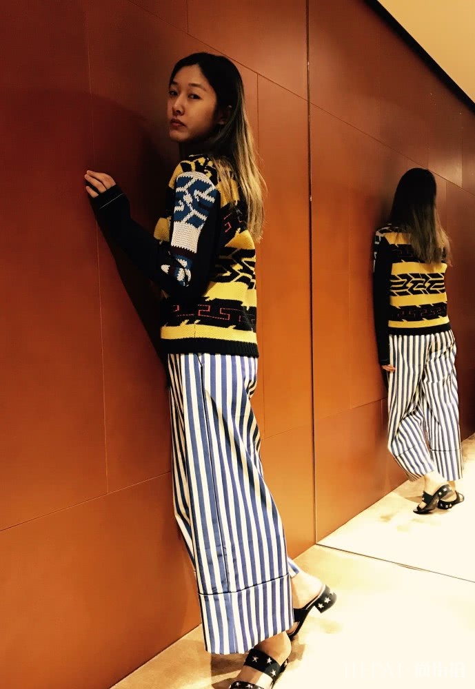 王双的私服穿搭居然这么好看,绿色毛衣时尚又清新