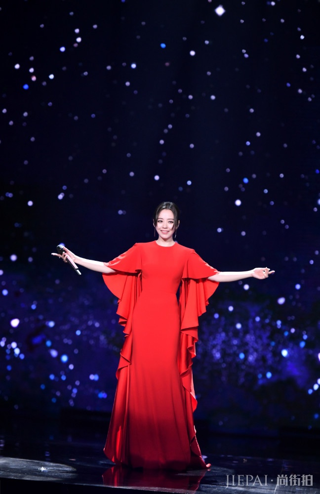 张靓颖穿红裙登舞台，显白效果翻倍