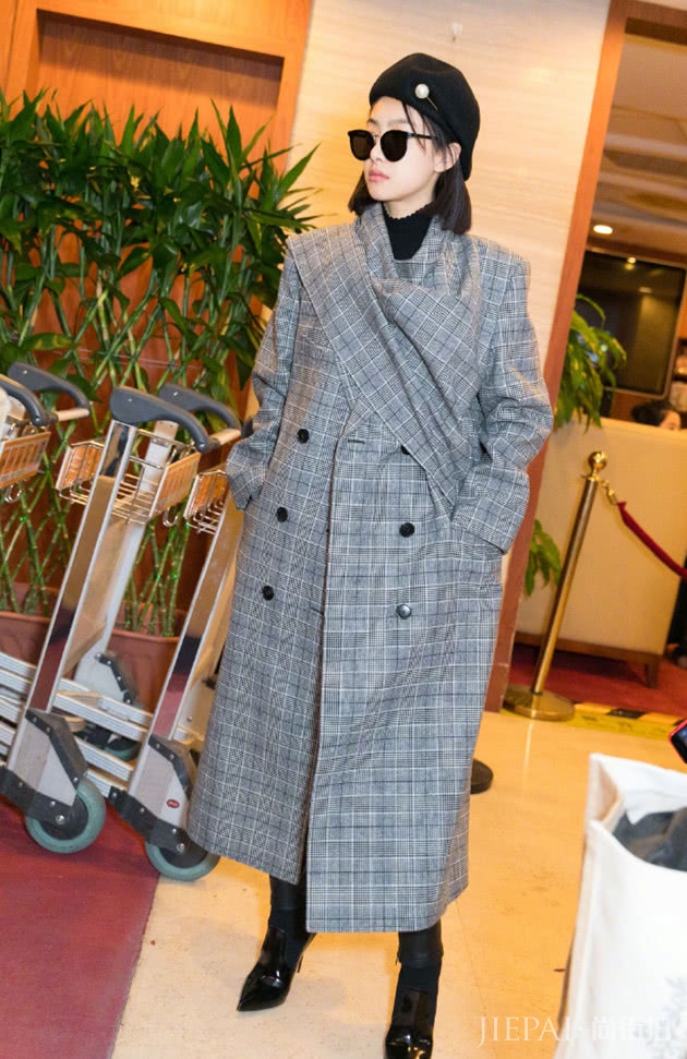灰色大衣自带高级感的东方美,谁穿谁美