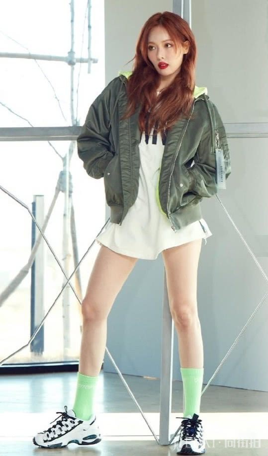 泫雅在礼服裙里面穿卫衣，穿胖40斤不止