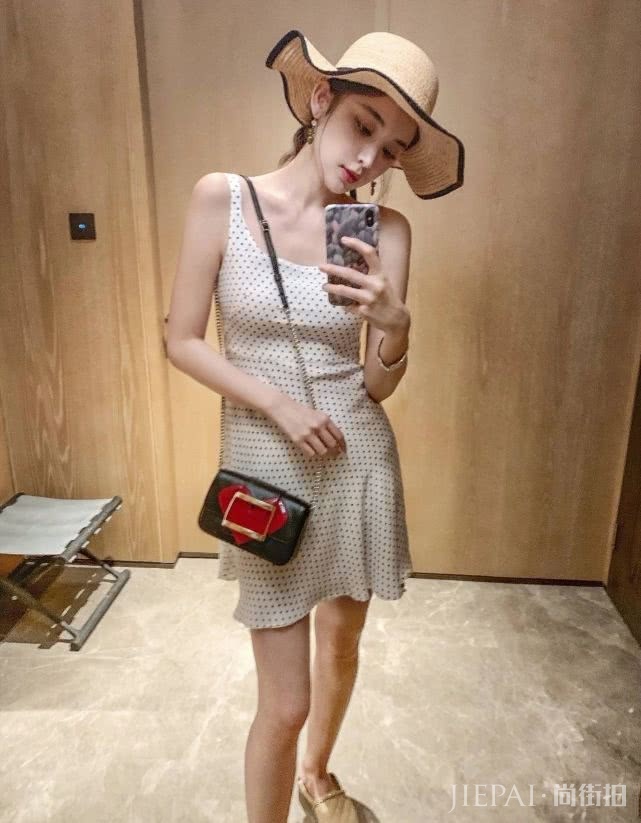 古力娜扎丸子头搭配花朵楚楚动人！