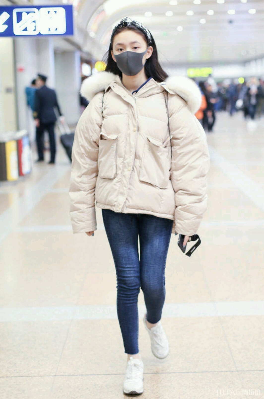 林允穿T恤配挎包和老爹鞋,太美了!