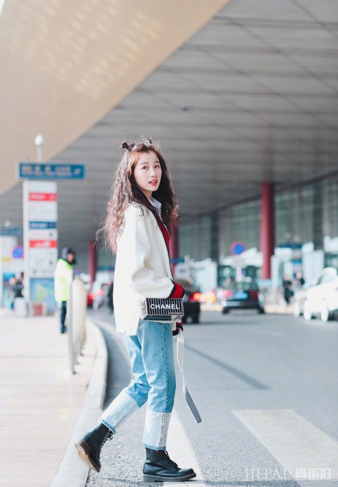 虞书欣在《我的奇妙男友2》里可爱俏皮,私服穿搭也时髦好看